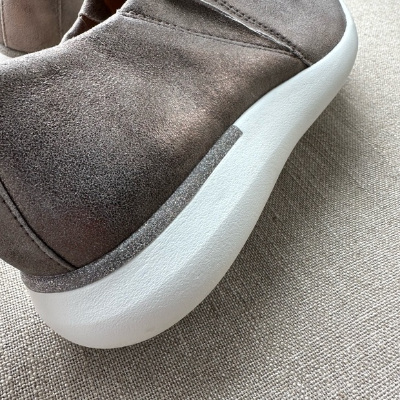 Johnston & Murphy Gold Metallic Suede Wedge Slip-on’s, Size 9 - Picture 2 of 9